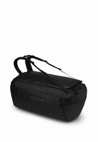 Schwarze Reisetasche aus strapazierfähigem Material. Verfügt über einen oberen Deckel, verstellbare Träger und seitliche Griffe für einfaches Tragen. Markenname sichtbar.