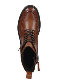 Braune Leder-Schnürstiefel mit schwarzer Sohle und Reißverschluss an der Seite, von oben auf einem weißen Hintergrund betrachtet.