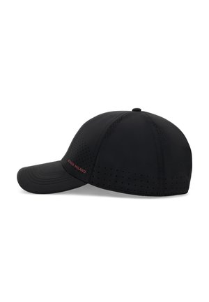 Gorra de béisbol negra hecha de material suave. Presenta un visera curvada, diseño perforado y un logotipo rojo contrastante.