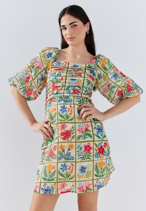 Next, REGULAR FIT - PUFF SLEEVE MINI OCCASION DRESS . - Denné šaty - red floral tile print