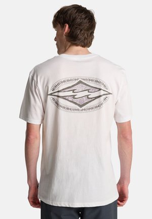 Biała koszulka z krótkim rękawem wykonana z bawełny, z dużym, graficznym wzorem na plecach w kształcie diamentu z teksturowanymi akcentami.