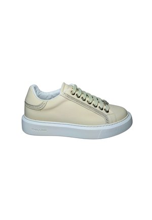 Beige lage sneaker met lichtgroene veters, een wit gevoerde kraag en een dikke witte zool met "Pollini"-merk aan de zijkant.