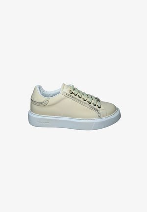 Beige lage sneaker met lichtgroene veters, een wit gevoerde kraag en een dikke witte zool met "Pollini"-merk aan de zijkant.
