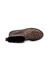 Botín de tobillo con estampado de leopardo, superficie texturizada, forma redondeada, suela de goma negra y una lengüeta en la parte trasera para facilitar su uso.