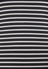 Tissu rayé noir et blanc avec des rayures horizontales de largeur égale. Le matériau semble lisse avec une texture uniforme sur toute la surface.