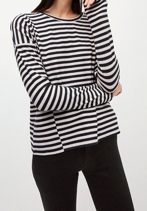 Top de manga larga a rayas en azul marino y crema, con un corte holgado, escote redondo y textura suave; las mangas llegan hasta la muñeca con un ligero vuelo.