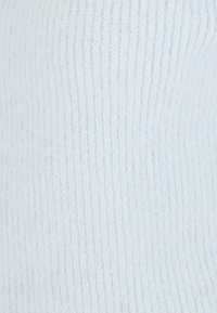 Tessuto a maglia blu chiaro con una texture a costine, che mostra cuciture fini e una colorazione uniforme. Materiale morbido e flessibile.