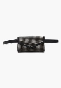 Borsa in pelle nera con borchie argentate, forma rettangolare, chiusura a patta e tracolla staccabile. Superficie testurizzata con un motivo di borchie uniforme.