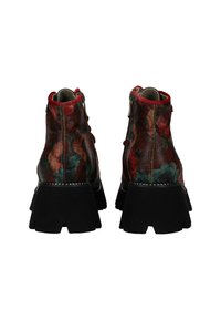 Botas de tobillo de cuero en colores rojo y verde con un acabado texturizado y suelas de goma negra contundentes. Presentan herrajes plateados y costuras en contraste.