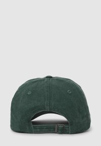 Cappellino da baseball in cotone verde scuro con finitura testurizzata, cinturino regolabile sul retro e design a cinque pannelli con occhielli di ventilazione.