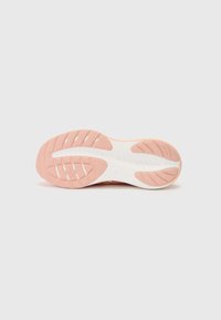 Sportliches Schuhsohle mit einer strukturierten, rosa Gummibasis und weißen Akzenten sowie einem Profilmuster für besseren Halt.
