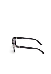 Ochelari de soare negri cu rame dreptunghiulare, lentile întunecate și accente din metal pe brațe. Prezintă un logo pe lateral și o textură netedă, lucioasă.