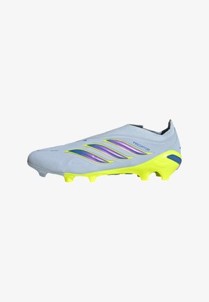 Chaussure de soccer Adidas Predator gris clair avec des rayures iridescentes et des crampons jaunes néon, conçue pour jouer sur terrain ferme.