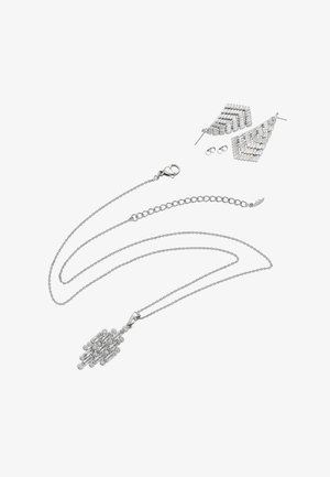 Srebrny zestaw biżuterii zawierający naszyjnik z wisiorkiem i pasujące kolczyki. Naszyjnik ma wzorzysty wisiorek na delikatnym łańcuszku; kolczyki mają geometryczny wzór.