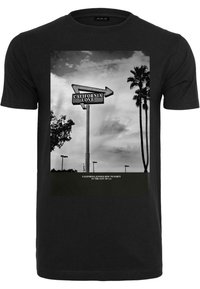Čierne bavlnené tričko s grafikou znaku, na ktorom je text "CALIFORNIA LOVE", palmy a pozadia s oblačnou oblohou.