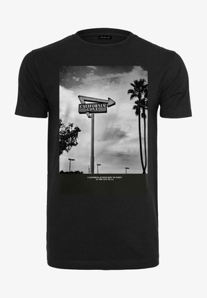 Mustad must t-särk, millel on graafika, mis kujutab märki tekstiga "CALIFORNIA LOVE", palme ja pilves taevast.