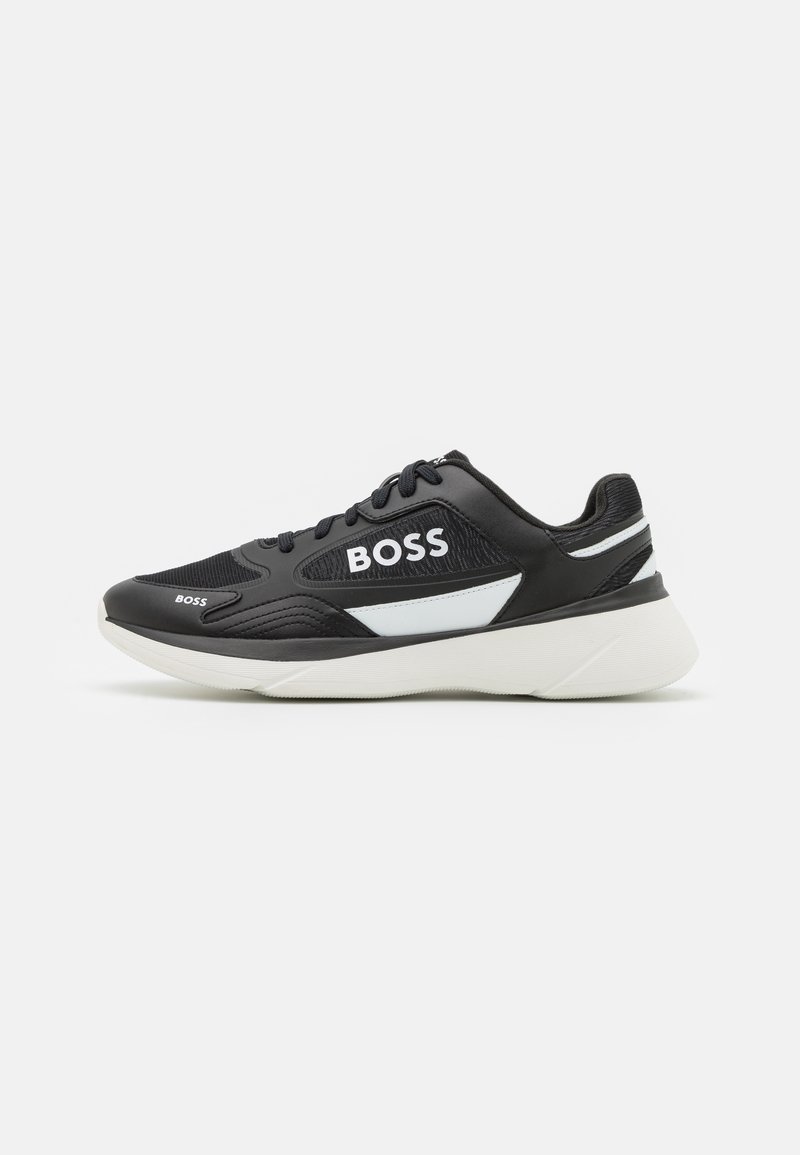 Baskets BOSS noir et blanc avec une grosse semelle blanche, fermeture par lacets à l'avant et logos BOSS sur les côtés et la zone des orteils.