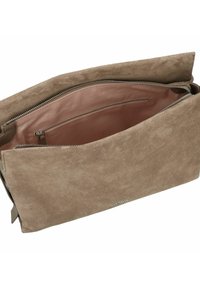 Sac à main en daim beige avec une fermeture éclair. L'intérieur présente une doublure rose lisse et une petite poche zippée pour l'organisation.
