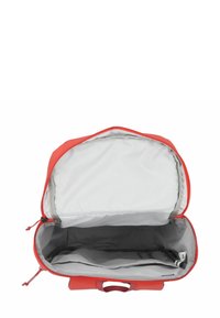 Zaino rosso aperto che mostra un ampio interno grigio chiaro con ulteriori scomparti e chiusura a doppio zip.