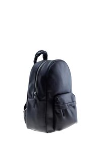 Zaino in pelle nera con forma arrotondata, manico intrecciato, tasca frontale con zip e hardware argentato. Texture liscia e design minimalista.