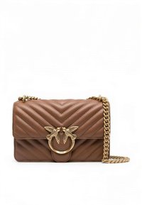 Brun quiltet skinnveske med chevron-mønster, gullfarget beslag og en rund lås med to fuglefigurer. Kjedestropp på siden.