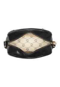 Borsa a tracolla in pelle nera con esterno testurizzato. L'interno presenta una fodera beige con un motivo geometrico. La chiusura a zip aperta svela spazio di archiviazione.