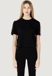 Guess - BRITNEY CROP - Apdrukāts T-krekls - black Miniatūras attēls 1