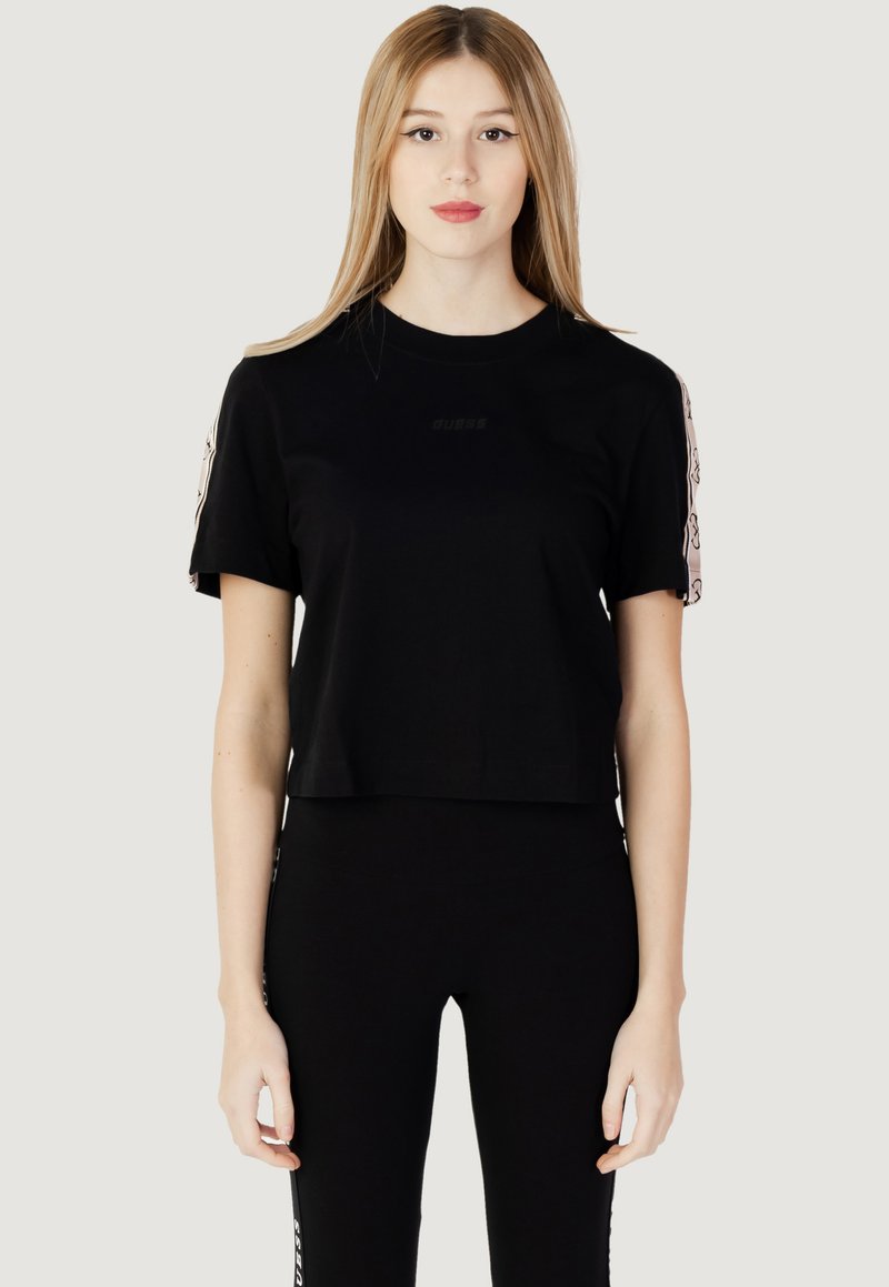 Guess - BRITNEY CROP - Apdrukāts T-krekls - black, Palielināt