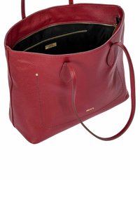 Sac fourre-tout en cuir rouge avec une finition texturée, ouverture sur le dessus et poche zippée à l'intérieur ; il dispose de doubles poignées et d'un logo en or discret.