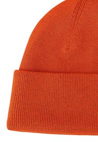Oranje gebreide beanie met een geribde manchette en een gladde top, gemaakt van zachte, gestructureerde garen met een naadloos ontwerp.