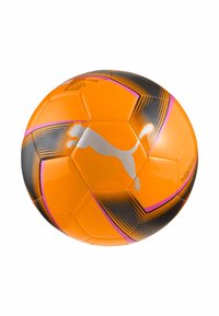 Piłka nożna Puma w jaskrawym pomarańczowym kolorze z czarnymi i różowymi akcentami. Posiada sześciokątne panele oraz widoczne srebrne logo Puma. Gładka tekstura.