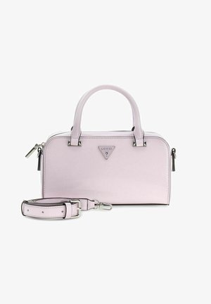 Sac à main rose clair Guess avec poignées arrondies, fermeture éclair, logo triangulaire et bandoulière amovible et réglable placée à l'avant.