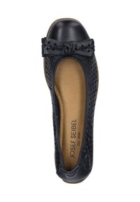 Schwarze, perforierte Ballettschuhe aus Leder mit abgerundetem Zehenbereich, dekorativem, geknotetem Schleifenverschluss, gepolstertem Fußbett und glatten schwarzen Details an der Kappe.