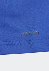 Tela deportiva azul con textura acanalada. Presenta un logo impreso "AEROREADY" en gris oscuro cerca del dobladillo. Diseño limpio y sin costuras.