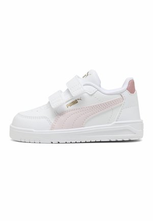 Baskets Puma blanches pour enfants avec bande rose clair, logo doré, double scratch et accent rose au talon sur fond uni.