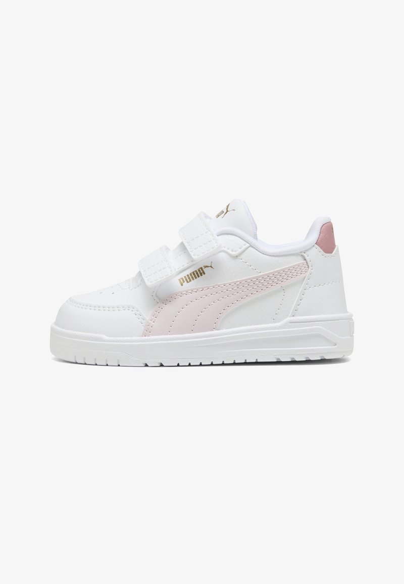 Baskets Puma blanches pour enfants avec bande rose clair, logo doré, double scratch et accent rose au talon sur fond uni.