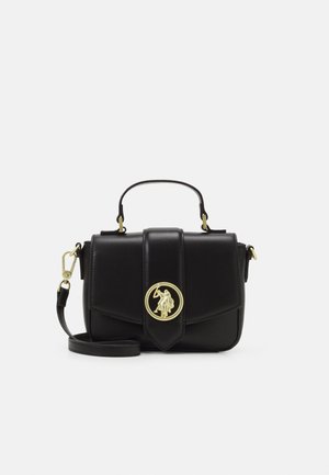 Schwarze Lederhandtasche mit Henkel, goldener Hardware, abnehmbarer Schulterriemen und einem goldenen Emblem mit einer Figur auf dem vorderen Überschlag.
