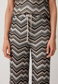 comma REGULAR MIT ZICKZACK-MUSTER - Trousers - schwarz
