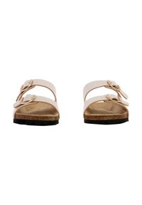 Sandalias de color beige claro con dos correas anchas y herrajes en tono dorado. Suela de corcho con parte inferior de goma negra texturizada para mayor tracción.