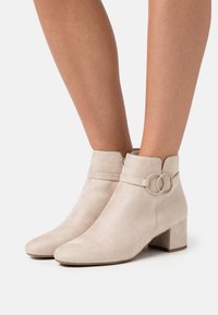 Tamaris Kotníková obuv - beige