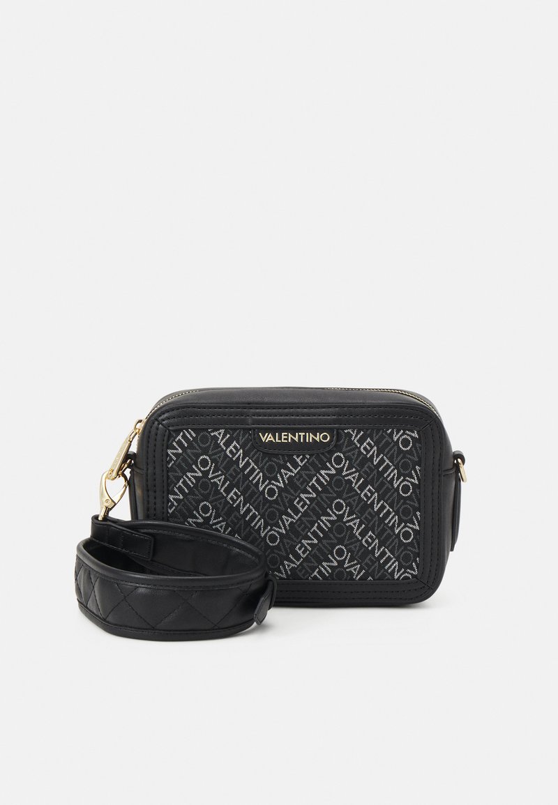 Borsa a tracolla nera con texture trapuntata, hardware dorato e motivo a logo. Include una tracolla removibile.
