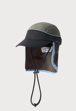 Casquette d'extérieur avec dessus vert olive, visière avant noire, bordure bleu clair, rabat arrière pour la nuque et sangle réglable sous le menton.