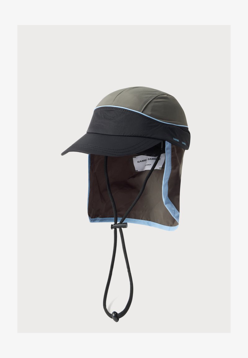 Casquette d'extérieur avec dessus vert olive, visière avant noire, bordure bleu clair, rabat arrière pour la nuque et sangle réglable sous le menton.