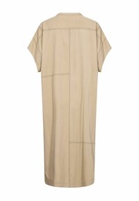 Beige korte mouw jurk van zachte stof, met een rechte snit, zichtbare stiksels en een kraaghalslijn, gezien vanaf de achterkant.