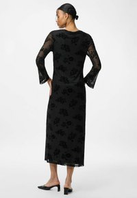 Zwart midi-jurk met een bloemenvelvetpatroon, transparante lange klokmouwen en een ronde halslijn. Gladde textuur en enkel-lange snit.