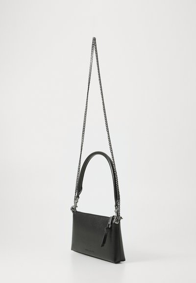 Borsa a tracolla in pelle nera con superficie testurizzata, dotata di un manico corto e di una tracolla decorata da catena. Forma rettangolare compatta.