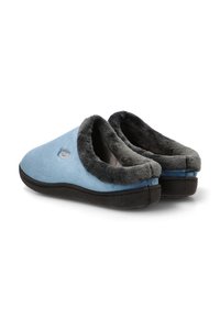Zapatillas de ante azul con forro de piel sintética gris, diseño de perfil bajo y suela oscura. Presentan un pequeño detalle bordado en la parte frontal.