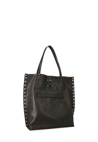 Borsa a tracolla in pelle nera con borchie argentate lungo i lati, due manici superiori e una chiusura frontale con un fibbia e due fori.