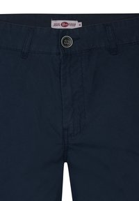 Marineblauwe katoenen shorts met een soepele textuur, voorzien van een sluiting met een knoop aan de voorkant en een label aan de binnenkant van de tailleband.