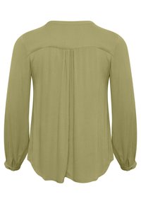 Blusa a maniche lunghe in un verde oliva tenue, con schiena plissettata, scollatura rotonda e polsini arricciati per una vestibilità rilassata. Tessuto liscio.